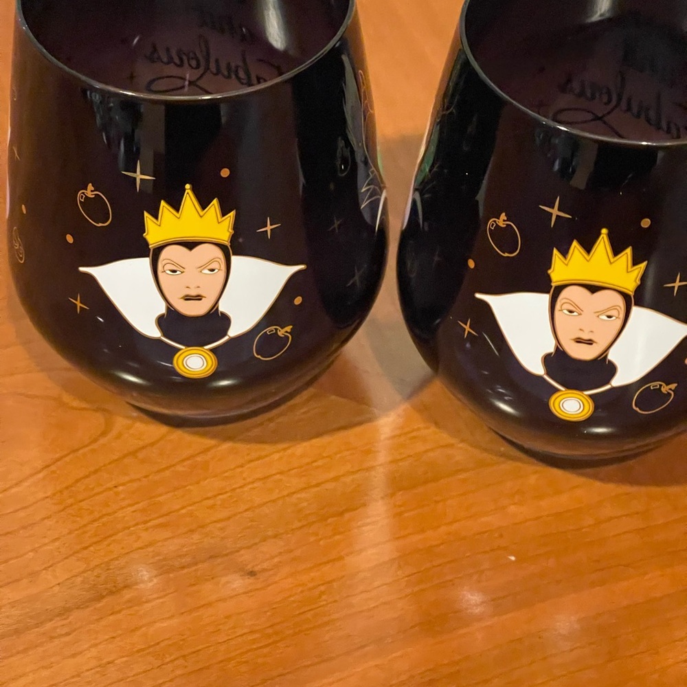 Disney Hallmark Black Set of 2 wine glasses featuring Disney Villains - Picture 5 of 7